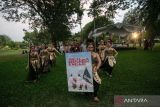 Penari membawa poster pameran fotografi Terus Bertumbuh dan Melaju di Candi Prambanan, Klaten, Jawa Tengah, Minggu (5/11/2023). Pameran fotografi yang digagas Galeri Foto Jurnalistik Antara karya pewarta foto Antara tersebut menampilkan visual pencapaian kinerja 2023 berlangsung hingga 14 November 2023. ANTARA FOTO/Hendra Nurdiyansyah/wsj.