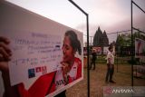 Pengunjung mengamati karya saat pameran fotografi Terus Bertumbuh dan Melaju di Candi Prambanan, Klaten, Jawa Tengah, Minggu (5/11/2023). Pameran fotografi yang digagas Galeri Foto Jurnalistik Antara karya pewarta foto Antara tersebut menampilkan visual pencapaian kinerja 2023 berlangsung hingga 14 November 2023. ANTARA FOTO/Hendra Nurdiyansyah/wsj.