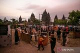 Pengunjung mengamati karya saat pameran fotografi Terus Bertumbuh dan Melaju di Candi Prambanan, Klaten, Jawa Tengah, Minggu (5/11/2023). Pameran fotografi yang digagas Galeri Foto Jurnalistik Antara karya pewarta foto Antara tersebut menampilkan visual pencapaian kinerja 2023 berlangsung hingga 14 November 2023. ANTARA FOTO/Hendra Nurdiyansyah/wsj.