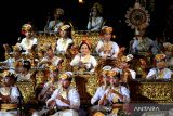  Sejumlah anak menampilkan kreasi tari dan gamelan gong kebyar Bali saat rangkaian Festival Seni Budaya Badung 2023 di Mangupura, Badung, Bali, Jumat (3/11/2023). Festival itu diselenggarakan untuk melestarikan berbagai kesenian dan budaya tradisional Bali kepada generasi muda. ANTARA FOTO/Fikri Yusuf/wsj.