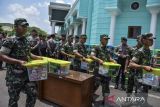 Personel TNI AD menyiapkan paket sembako saat penyerahan bantuan sosial TNI di Kabupaten Ciamis, Jawa Barat, Senin (6/11/2023). KSAD Jenderal TNI Agus Subiyanto membagikan 1.000 paket sembako dan pengobatan gratis dalam wujudkan kepedulian TNI terhadap masyarakat. ANTARA FOTO/Adeng Bustomi/agr