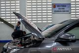 Petugas melakukan cek fisik kendaraan roda empat di Gedung Pelayanan BPKB, Bandung, Jawa Barat, Senin (6/11/2023). Pemerintah Provinsi Jawa Barat bersama Polda Jabar menggelar program pemutihan denda pajak dan bea balik nama kendaraan bermotor hingga 16 Desember 2023 dengan tujuan untuk meringankan dalam membayar pajak. ANTARA FOTO/Raisan Al Farisi/agr