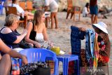 Pedagang pantai menawarkan dagangannya kepada wisatawan mancanegara (wisman) di Pantai Kuta di Badung, Bali, Senin (6/11/2023). Badan Pusat Statistik mencatat jumlah kunjungan wisman ke Indonesia pada periode Januari-September 2023 mencapai 8.513.505 kunjungan atau telah melewati target 8,5 juta wisman sepanjang tahun 2023 yang ditetapkan pemerintah. ANTARA FOTO/Fikri Yusuf/wsj.