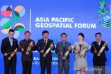 Menteri Agraria dan Tata Ruang/Kepala Badan Pertanahan Nasional Hadi Tjahjanto (ketiga kiri) bersama Kepala Badan Informasi Geospasial (BIG) Muh Aris Marfai (ketiga kanan), Presiden dari United Nations Global Geospatial Information Management for Asia and the Pacific (UN-GGIM-AP) Antonius Bambang Wijanarto (kanan), Sekretaris Daerah (Sekda) Provinsi Bali Dewa Made Indra (kedua kiri) dan sejumlah delegasi memukul kentongan bambu saat pembukaan Asia Pacific Geospatial Forum (APGF) 2023 di Kuta, Badung, Bali, Senin (6/11/2023). Kegiatan yang yang berlangsung 6-10 November 2023 dengan mengusung tema Embracing Geospatial Innovation For Sustainable World tersebut untuk bertukar pengalaman, inovasi, keterampilan, dan melihat arah masa depan geospasial serta memajukan pengembangan informasi geospasial dalam skala global. ANTARA FOTO/Nyoman Hendra Wibowo/wsj.