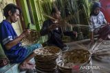 Perajin mengayam piring lidi di Desa Margaluyu, Kabupaten Tasikmalaya, Jawa Barat, Selasa (7/11/2023). Kementerian Koperasi dan UKM menargetkan penyaluran Kredit Usaha Rakyat (KUR) bagi pelaku UMKM pada tahun 2023 mencapai Rp297 triliun dengan realisasi pada September 2023 telah mencapai Rp177,54 triliun. ANTARA FOTO/Adeng Bustomi/agr
