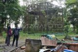 Warga melihat kandang hewan yang terbengkalai di Medan Zoo, Sumatera Utara, Senin (6/11/2023). Kebun binatang yang dibangun tahun 1952 dan memiliki luas 30 hektare tersebut kini kondisinya terbengkalai dengan koleksi hewan yang semakin berkurang. ANTARA FOTO/Fransisco Carolio/tom. 