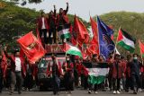 Sejumlah mahasiswa melakukan aksi unjuk rasa di dekat gedung Konsulat Jenderal Amerika Serikat di Surabaya, Jawa Timur, Selasa (7/11/2023). Aksi itu sebagai bentuk pembelaan dan kepedulian terhadap Palestina yang mengalami penderitaan akibat serangan militer Israel. ANTARA FOTO/Didik Suhartono/foc.