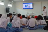 Tim dosen teknik elektro itera sosialisasikan penerapan energi baru terbarukan dan IOT di SMA TMI