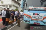 Ketua Komisi  Pemberantasan  Korupsi (KPK)  Firli Bahuri (kiri) mendampingi tokoh adat mempeusijuk  Bus KPK saat pelepasan di kantor gubernur Aceh,  Banda Aceh, Rabu (8/11/2023). Kunjungan kerja Ketua KPK,  Firli Bahuri di Aceh itu untuk menghadiri langsung pelepasan  Roadshow Bus KPK dan sosialisasi  anti korupsi sebagai rangkaian dari  peringatan Hari Anti Korupsi Sedunia (Hakordia). ANTARA FOTO/Ampelsa.