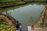 Warga berada di bantaran Kolam Retensi Inten Indah di Derwati, Bandung, Jawa Barat, Rabu (8/11/2023). Pemerintah Kota Bandung meresmikan Kolam Retensi Inten Indah yang mampu menampung sebanyak 1.600 meter kubik air guna penanggulangan banjir yang kerap kali terjadi di kawasan tersebut ketika musim hujan tiba. ANTARA FOTO/Raisan Al Farisi/agr