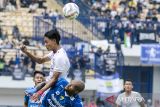 Pesepak bola Persib Bandung David Da Silva (kiri bawah)  berduel bola udara dengan pesepak bola Arema FC Achmad Maulana Syarif (kiri atas) dalam pertandingan lanjutan BRI Liga 1 di Stadion Gelora Bandung Lautan Api, Bandung, Jawa Barat, Rabu (8/11/2023). Persib ditahan imbang Arema FC dengan skor akhir 2-2. ANTARA FOTO/Novrian Arbi/agr