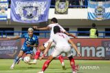 Pesepak bola Persib Bandung Ciro Alves (kiri) berusaha melewati dua pesepak bola Arema FC Sayeful Anwar (kanan) dan Achmad Figo (tengah) dalam pertandingan lanjutan BRI Liga 1 di Stadion Gelora Bandung Lautan Api, Bandung, Jawa Barat, Rabu (8/11/2023). Persib ditahan imbang Arema FC dengan skor akhir 2-2. ANTARA FOTO/Novrian Arbi/agr