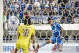 Pesepak bola Persib Bandung Beckham Putra (kanan) menendang bola ke arah penjaga gawang Arema FC Scharzer Garcia (kiri) dalam pertandingan lanjutan BRI Liga 1 di Stadion Gelora Bandung Lautan Api, Bandung, Jawa Barat, Rabu (8/11/2023). Persib ditahan imbang Arema FC dengan skor akhir 2-2. ANTARA FOTO/Novrian Arbi/agr