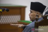 Pimpinan Pondok Pesantren Al-Zaytun Panji Gumilang menjalani sidang perdana kasus penistaan agama di Pengadilan Negeri (PN) Indramayu, Jawa Barat, Rabu (9/11/2023). Sidang tersebut beragenda pembacaan dakwaan dari Jaksa Penuntut Umum. ANTARA FOTO/Dedhez Anggara/agr
