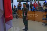 Terdakwa kasus pembunuhan Praka Yuwandi (ketiga kiri) menjalani sidang tuntutan di Pengadilan Militer I-05 Pontianak, Kalimantan Barat, Selasa (7/11/2023). Oditur Militer menuntut hukuman penjara seumur hidup dan dipecat dari TNI AD kepada Praka Yuwandi atas kasus pembunuhan terhadap tunangannya Sri Mulyani (23 tahun) yang kemudian dikuburnya di Bukit Tempayan, Sajingan Besar, Kabupaten Sambas, Kalimantan Barat pada Desember 2022. ANTARA FOTO/Jessica Wuysang/foc. 