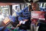 Anggota Panitia Pemilihan Kecamatan (PPK) Bogor Timur melakukan sosialisasi Pemilu 2024 kepada penumpang bus di Terminal Baranangsiang, Kota Bogor, Jawa Barat, Selasa (7/11/2023). Sosialisasi tersebut untuk menginformasikan dan mengajak masyarakat agar menggunakan hak pilihnya dalam Pemilu 2024 yang akan dilaksanakan pada tanggal 14 Februari 2024. ANTARA FOTO/Arif Firmansyah/foc.