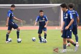 Pesepak bola Tim Nasional Jepang U-17 berlatih menjelang Piala Dunia U-17 2023 di lapangan latihan Saraga ITB, Bandung, Jawa Barat, Kamis (9/11/2023). Jepang akan bertanding dalam Grup D Piala Dunia U-17 2023 bersama Polandia, Argentina dan Senegal. ANTARA FOTO/M Agung Rajasa/agr