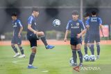 Pesepak bola Tim Nasional Jepang U-17 berlatih menjelang perhelatan Piala Dunia U-17 2023 di lapangan latihan Saraga ITB, Bandung, Jawa Barat, Kamis (9/11/2023). Jepang akan bertanding dalam Grup D Piala Dunia U-17 2023 bersama Polandia, Argentina dan Senegal. ANTARA FOTO/M Agung Rajasa/agr