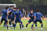 Pesepak bola Tim Nasional Jepang U-17 berlatih menjelang Piala Dunia U-17 2023 di lapangan latihan Saraga ITB, Bandung, Jawa Barat, Kamis (9/11/2023). Jepang akan bertanding dalam Grup D Piala Dunia U-17 2023 bersama Polandia, Argentina dan Senegal. ANTARA FOTO/M Agung Rajasa/agr