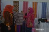 Pengunjung mengamati  kain batik hasil kerajinan Usaha Mikro Kecil dan Menengah (UMKM) asal provinsi  Sumatera Utara saat pembukaan Pekan Raya UMKM se Sumatera di Banda Aceh, Kamis (9/11/2023). Pekan Raya UMKM yang dibuka oleh Ketua Komisi Pemberantasan Korupsi (KPK) Firli Bahuri, berlangsung hingga 11 November 2023 menampilkan berbagai jenis produk UMKM dari  provinsi Aceh dan sejumlah  provinsi di Sumatera itu,  merupakan rangkaian dari kegiatan Roadshow Bus KPK dan peringatan Hari Anti Korupsi Sedunia.  ANTARA FOTO/Ampelsa.