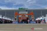 Pengunjung berada  di arena pameran produk Usaha Mikro Kecil dan Menengah (UMKM) saat pembukaan Pekan Raya UMKM se Sumatera di Banda Aceh, Kamis (9/11/2023). Pekan Raya UMKM yang dibuka oleh Ketua Komisi Pemberantasan Korupsi (KPK) Firli Bahuri, berlangsung hingga 11 November 2023 menampilkan berbagai jenis produk UMKM dari  provinsi Aceh dan sejumlah  provinsi di Sumatera itu,  merupakan rangkaian dari kegiatan Roadshow Bus KPK dan peringatan Hari Anti Korupsi Sedunia.  ANTARA FOTO/Ampelsa.