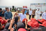 Presiden Joko Widodo menyalami siswa sekolah dasar usai meresmikan Pembangkit Listrik Tenaga Surya (PLTS) Terapung Cirata di Kabupaten Purwakarta, Jawa Barat, Kamis (9/11/2023). Presiden Joko Widodo meresmikan PLTS Terapung Cirata dengan kapasitas 192 Megawatt Peak yang merupakan PLTS terapung terbesar se Asia Tenggara dan terbesar ketiga di dunia. ANTARA FOTO/Raisan Al Farisi/agr
