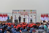 Presiden Joko Widodo (tengah) didampingi Menteri Negara Urusan Perdagangan Luar Negeri Uni Emirat Arab Thani Bin Ahmed Al Zeyoudi (ketiga kanan), Menteri BUMN Erick Thohir (keempat kiri), Menteri ESDM Arifin Tasrif (kedua kanan), Dirut PLN Darmawan Prasodjo (kiri), PJ Gubernur Jawa Barat Bey Machmudin (ketiga kiri) dan PJ Bupati Purwakarta Benni Irwan (kedua kiri) memberikan kata sambutan saat peresmian Pembangkit Listrik Tenaga Surya (PLTS) Terapung Cirata di Kabupaten Purwakarta, Jawa Barat, Kamis (9/11/2023). Presiden Joko Widodo meresmikan PLTS Terapung Cirata dengan kapasitas 192 Megawatt Peak yang merupakan PLTS terapung terbesar se Asia Tenggara dan terbesar ketiga di dunia. ANTARA FOTO/Raisan Al Farisi/agr
