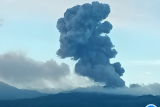 Gunung Dukono luncurkan abu vulkanik setinggi 1.000 meter