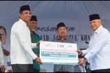 Bank Nagari serahkan bantuan ambulance ke PMI Sumbar