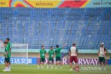 Pesepak bola Tim Nasional Mexico U-17 meninjau lapangan saat familiarisasi tim di Stadion Si Jalak Harupat, Kabupaten Bandung, Jawa Barat, Jumat (10/11/2023). Mexico akan bertanding dalam Grup F Piala Dunia U-17 2023 bersama Jerman, Venezuela dan Selandia Baru. ANTARA FOTO/M Agung Rajasa/agr
