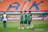 Pesepak bola Tim Nasional Mexico U-17 meninjau lapangan saat familiarisasi tim di Stadion Si Jalak Harupat, Kabupaten Bandung, Jawa Barat, Jumat (10/11/2023). Mexico akan bertanding dalam Grup F Piala Dunia U-17 2023 bersama Jerman, Venezuela dan Selandia Baru. ANTARA FOTO/M Agung Rajasa/agr