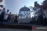 Wali Kota Pangkalpinang Provinsi Kepulauan Bangka Belitung Maulan Aklil meresmikan Masjid Agung Kubah Timah di Pangkalpinang, Jumat (10/11/2023). (ANTARA FOTO/Aprionis)