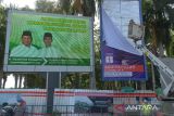 Petugas Panitia Pengawas Pemilihan (Panwaslih) Aceh menurunkan alat peraga kampanye (APK) saat berlangsung penertiban di Banda Aceh, Aceh,  Jumat ( 10/11/2023). Panwaslih Aceh bersama aparat keamanan di daerah itu menertibkan  APK tersebut karena melanggar aturan  kampanye  dan pemasangan APK baru boleh dilakukan tanggal 28 November 2023 hingga 10 Februari 2024.. ANTARA FOTO/Ampelsa.