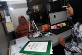 Petugas merekam data Jamaah Calon Haji (JCH) Tahun 2024 di ruang pelayanan Kantor Imigrasi (Kanim) Kelas II Non TPI Blitar, Jawa Timur, Kamis (9/11/2023). Sejak awal Oktober, Kanim Blitar mulai melayani permohonan penerbitan paspor baru bagi JCH tahun 2024 yang berasal dari Kota dan Kabupaten Blitar serta Kabupaten Tulungagung dengan jumlah pemohon awal sekitar 987 dan diperkirakan masih akan bertambah lagi karena menyesuaikan kebijakan penambahan kuota haji dari pemerintah. Antara Jatim/Irfan Anshori.