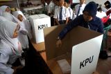 Komisioner KPU Kota Blitar Ninik Sholikah (Kanan) menjelaskan tentang fungsi logistik kotak suara pemilu kepada sejumlah siswa SMP saat pengenalan Pemilu sejak dini di Aula KPU Kota Blitar, Jawa Timur, Selasa (7/11/2023). Meski belum memenuhi syarat sebagai pemilih, pengenalan Pemilu kepada pelajar SMP tersebut bertujuan untuk mensosialisasikan tentang sistem dan nilai-nilai demokrasi melalui Pemilu yang bisa diterapkan di lingkungan sekolah dimulai dari pemilihan ketua kelas, hingga ketua OSIS. Antara Jatim/Irfan Anshori.