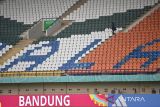 Pekerja melakukan perawatan rutin di Stadion Si Jalak Harupat, Kabupaten Bandung, Jawa Barat, Jumat (10/11/2023). Stadion berkapasitas 27.000 penonton tersebut akan menjadi lapangan pertandingan group D dan F Piala Dunia U-17 2023 pada 11 - 21 November mendatang. ANTARA FOTO/M Agung Rajasa/agr