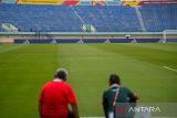 Pekerja melakukan perawatan rutin di Stadion Si Jalak Harupat, Kabupaten Bandung, Jawa Barat, Jumat (10/11/2023). Stadion berkapasitas 27.000 penonton tersebut akan menjadi lapangan pertandingan group D dan F Piala Dunia U-17 2023 pada 11 - 21 November mendatang. ANTARA FOTO/M Agung Rajasa/agr