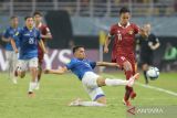 Pesepak bola Timnas Indonesia Riski Afrisal melewati hadangan pesepak bola Timnas Ekuador Ivis Davis dalam pertandingan babak penyisihan Grup A Piala Dunia U-17 2023 di Stadion Gelora Bung Tomo, Surabaya, Jawa Timur, Jumat (10/11/2023). ANTARA FOTO/Ari Bowo Sucipto/wsj.