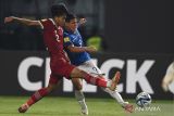 Pesepak bola Timnas Indonesia Rizdjar Nurviat berebut bola dengan pesepak bola Timnas Ekuador Erick Zambrano dalam pertandingan babak penyisihan Grup A Piala Dunia U-17 2023 di Stadion Gelora Bung Tomo, Surabaya, Jawa Timur, Jumat (10/11/2023). ANTARA FOTO/Aditya Pradana Putra/wsj.