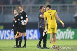 Pelatih Timnas Indonesia Bima Sakti menghampiri penjaga gawang Timnas Indonesia Ikram Al Giffari usai laga lawan Timnas Ekuador dalam pertandingan babak penyisihan Grup A Piala Dunia U-17 2023 di Stadion Gelora Bung Tomo, Surabaya, Jawa Timur, Jumat (10/11/2023). ANTARA FOTO/Aditya Pradana Putra/wsj.