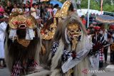 Sejumlah peserta menampilkan ritual napak pertiwi saat parade budaya pada Dajan Peken Festival di Tabanan, Bali, Jumat (10/11/2023). Kegiatan tersebut digelar untuk melestarikan seni budaya Bali sekaligus memperingati Hari Pahlawan. ANTARA FOTO/Nyoman Hendra Wibowo/wsj.