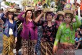 Sejumlah peserta menampilkan ritual mebiyukukung saat parade budaya pada Dajan Peken Festival di Tabanan, Bali, Jumat (10/11/2023). Kegiatan tersebut digelar untuk melestarikan seni budaya Bali sekaligus memperingati Hari Pahlawan. ANTARA FOTO/Nyoman Hendra Wibowo/wsj.