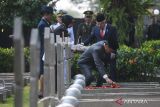 Presiden Joko Widodo (depan) menaburkan bunga bersama Wakil Presiden Ma'ruf Amin (belakang) usai memimpin Upacara Peringatan Ziarah Nasional untuk memperingati Hari Pahlawan 2023 di Taman Makam Pahlawan Nasional Utama Kalibata, Jakarta, Jumat (10/11/2023). ANTARA FOTO/Akbar Nugroho Gumay/wsj.