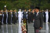 Presiden Joko Widodo memimpin Upacara Peringatan Ziarah Nasional untuk memperingati Hari Pahlawan 2023 di Taman Makam Pahlawan Nasional Utama Kalibata, Jakarta, Jumat (10/11/2023). ANTARA FOTO/Akbar Nugroho Gumay/wsj.