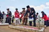 Tabur bunga di TMP Giri Dharmo Loyo II puncak peringatan  Hari Pahlawan