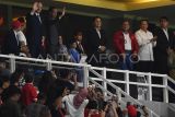 Presiden Joko Widodo (keempat kiri) bersama Presiden FIFA Gianni Infantino (ketiga kiri) dan Ketua Umum PSSI Erick Thohir (tengah) tiba untuk upacara pembukaan Piala Dunia U-17 2023 di Stadion Gelora Bung Tomo, Surabaya, Jawa Timur, Jumat (10/11/2023). ANTARA FOTO/Aditya Pradana Putra/rwa.