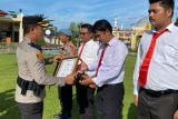 Miliki dedikasi tinggi, Kapolres Pasbar berikan penghargaan sembilan personel di momen hari pahlawan