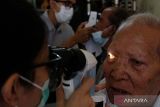 Dokter memeriksa kondisi mata seorang lansia saat safari kesehatan di Denpasar, Bali, Sabtu (11/11/2023). Pelayanan pemeriksaan kesehatan gratis untuk masyarakat tersebut digelar dalam rangka memperingati Hari Kesehatan Nasional 2023. ANTARA FOTO/Nyoman Hendra Wibowo/wsj.