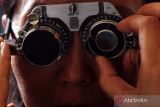 Dokter memasangkan lensa kacamata minus saat memeriksa kondisi mata seorang warga dalam safari kesehatan di Denpasar, Bali, Sabtu (11/11/2023). Pelayanan pemeriksaan kesehatan gratis untuk masyarakat tersebut digelar dalam rangka memperingati Hari Kesehatan Nasional 2023. ANTARA FOTO/Nyoman Hendra Wibowo/wsj.