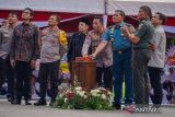 Kapolri Jenderal Pol Listyo Sigit Prabowo (keempat kanan) bersama Panglima TNI Laksamana TNI Yudo Margono (ketiga kanan), didampingi Kapolda Jateng Irjen Pol Ahmad Luthfi (ketiga kiri), Pangdam IV Diponegoro Mayor Jenderal TNI Widi PrasetijonoÃÂ (kedua kanan), Wali Kota Pekalongan Afzan Arslan Djunaid (kanan), ulama Habib Muhammad Luthfi bin Ali bin Yahya (keempat kiri) dan cucu Hoegeng Krisnadi Ramajaya Hoegeng (kedua kiri) secara simbolis menekan tombol saat meresmikan Monumen Jenderal Polisi Hoegeng Iman Santoso di Kawasan Stadion Hoegeng, Pekalongan, Jawa Tengah, Sabtu (11/11/2023). Pembangunan monumen Hoegeng oleh Polri yang dibangun dengan tinggi 14 meter dan lebar tiga meter ini untuk mengenang Jenderal Pol Hoegeng Iman Santoso sebagai Kapolri ke-5 periode 1968-1971. ANTARA FOTO/Harviyan Perdana Putra/wsj.